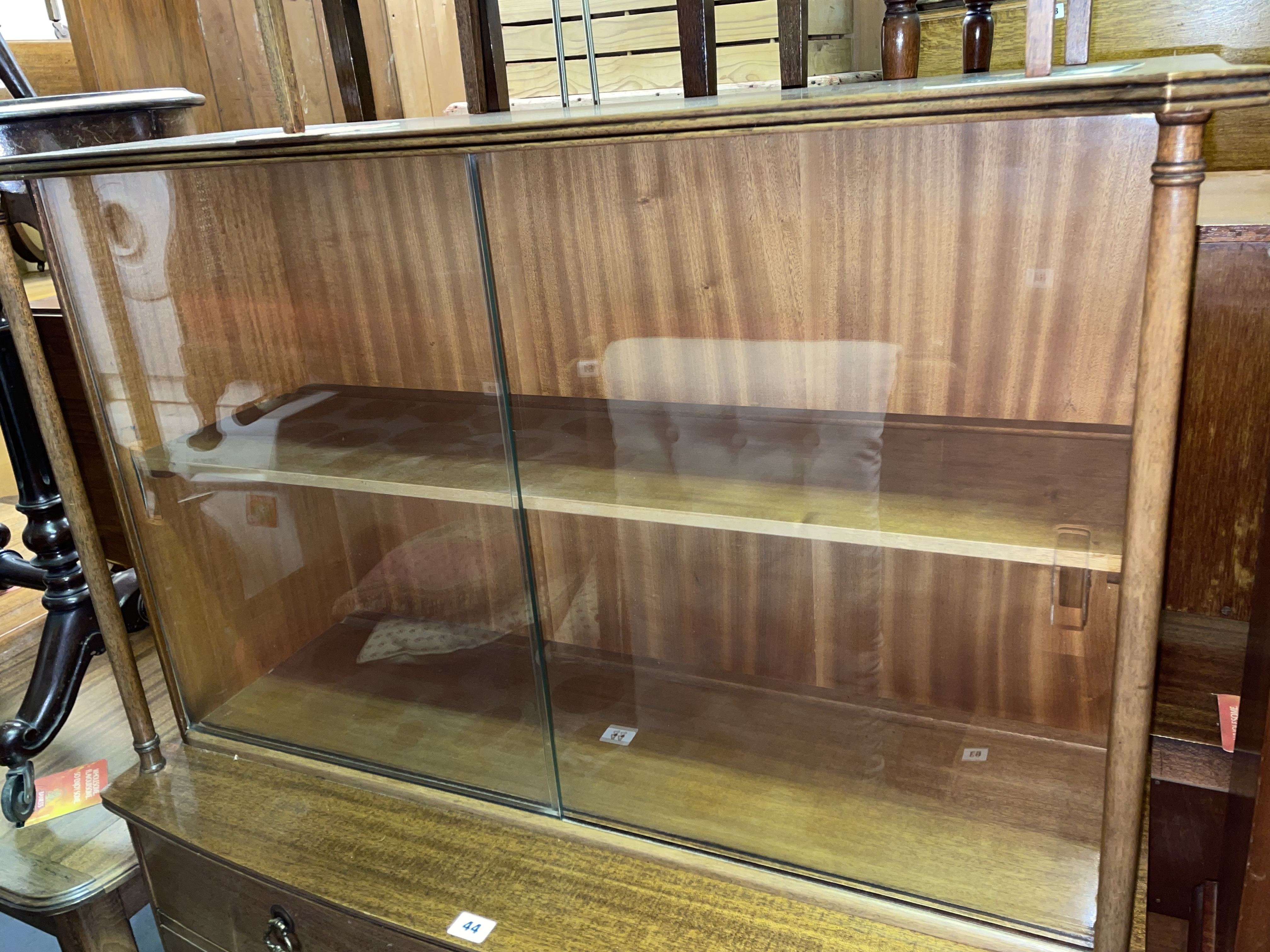 MAHOGANY GLAZED BOW FRONTED CABINET WITH GLASS SLIDING DOORS - Image 3 of 4