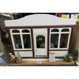 SMALL DOLLS HOUSE TOY TEA ROOM/CAFE INCLUDING FIGURES AND ACCESSORIES