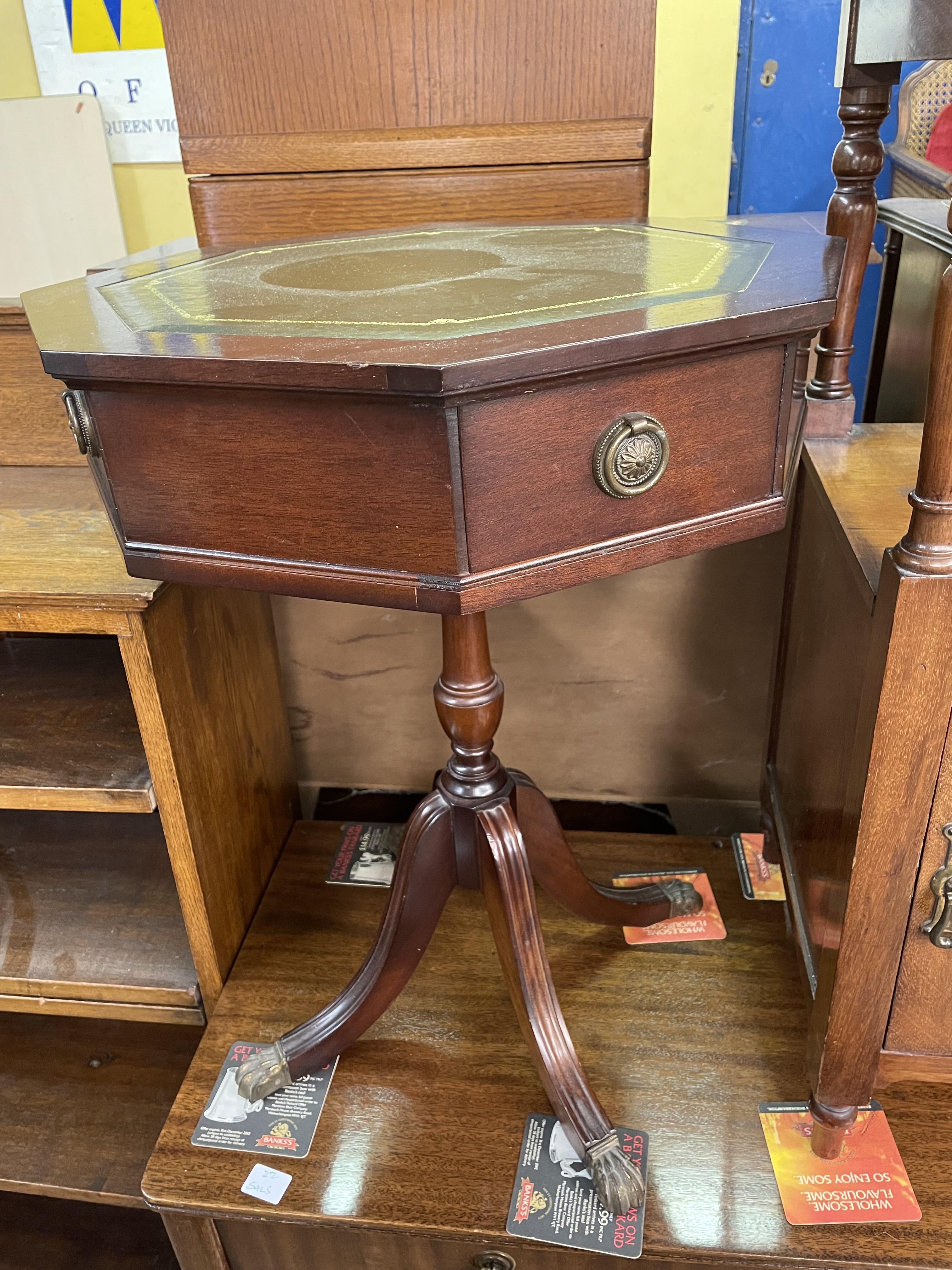 REPRODUCTION MAHOGANY OCTAGONAL GILT TOOLED LEATHER TOPPED PEDESTAL TABLE - Image 3 of 3