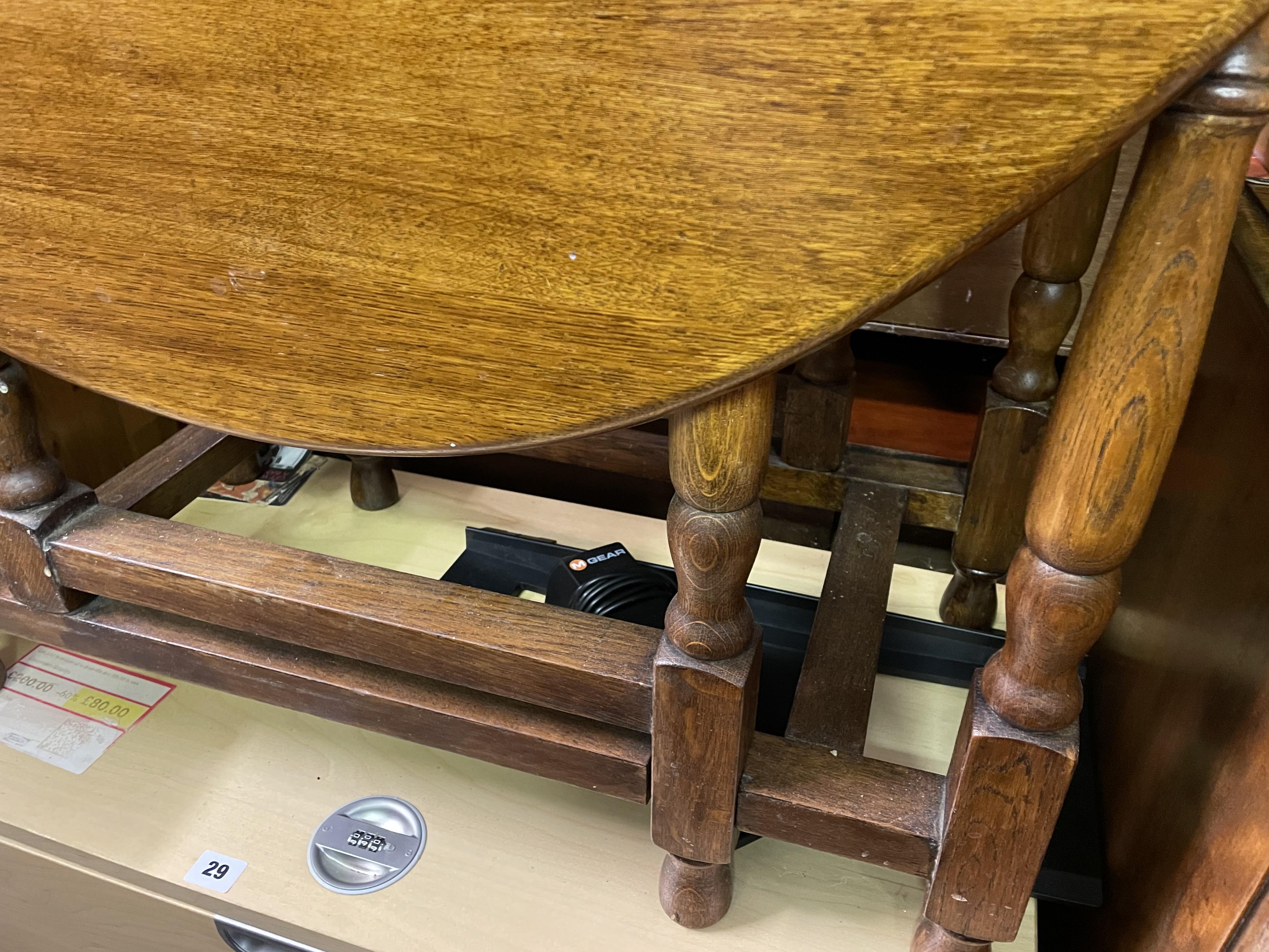 OAK OVAL DROP FLAP GATE LEG TABLE - Image 2 of 2