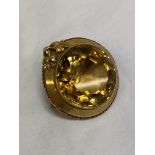 UNMARKED YELLOW METAL CIRCULAR CITRINE BROOCH