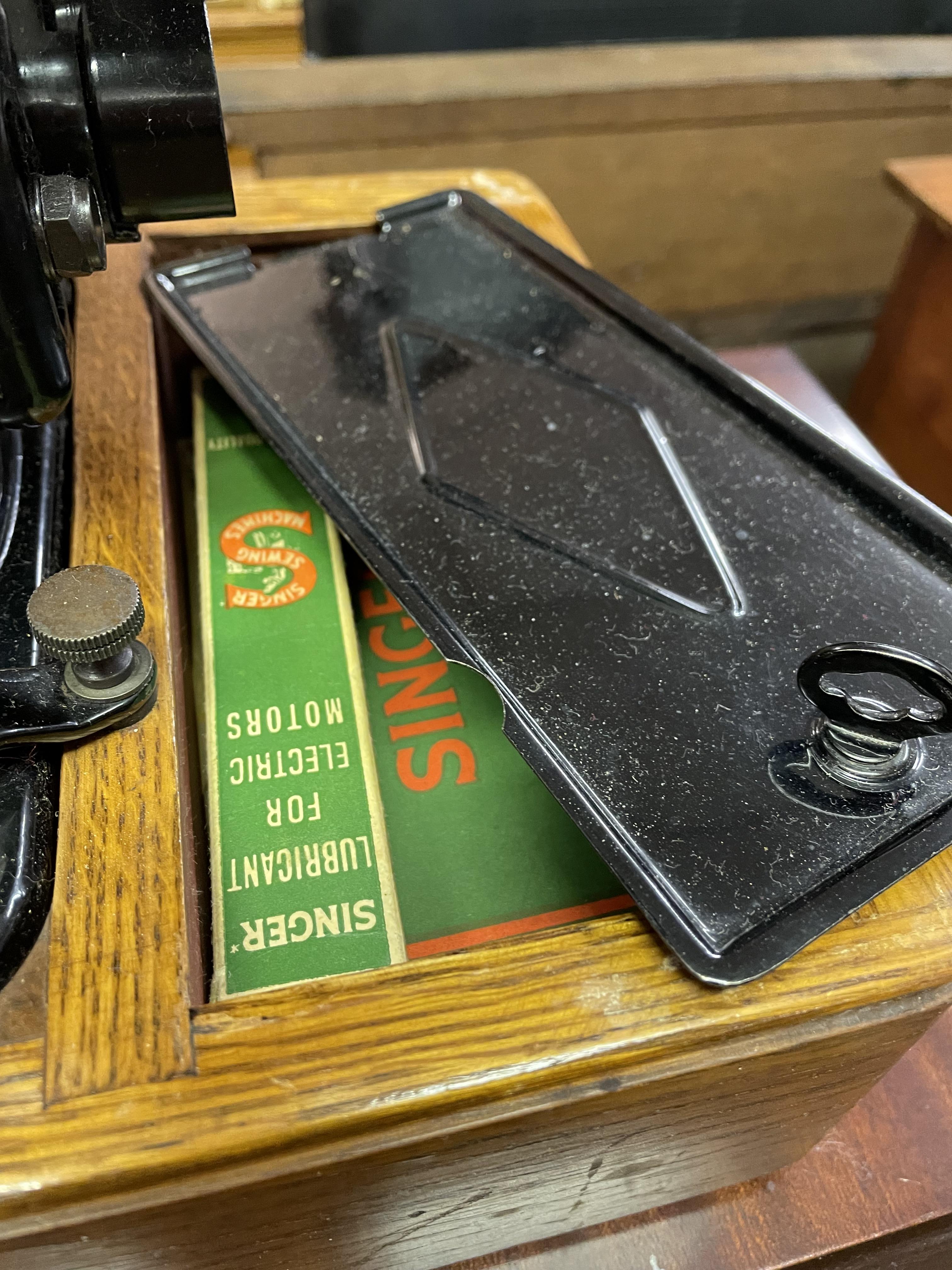 OAK CASED SINGER MANUAL SEWING MACHINE - Image 3 of 3