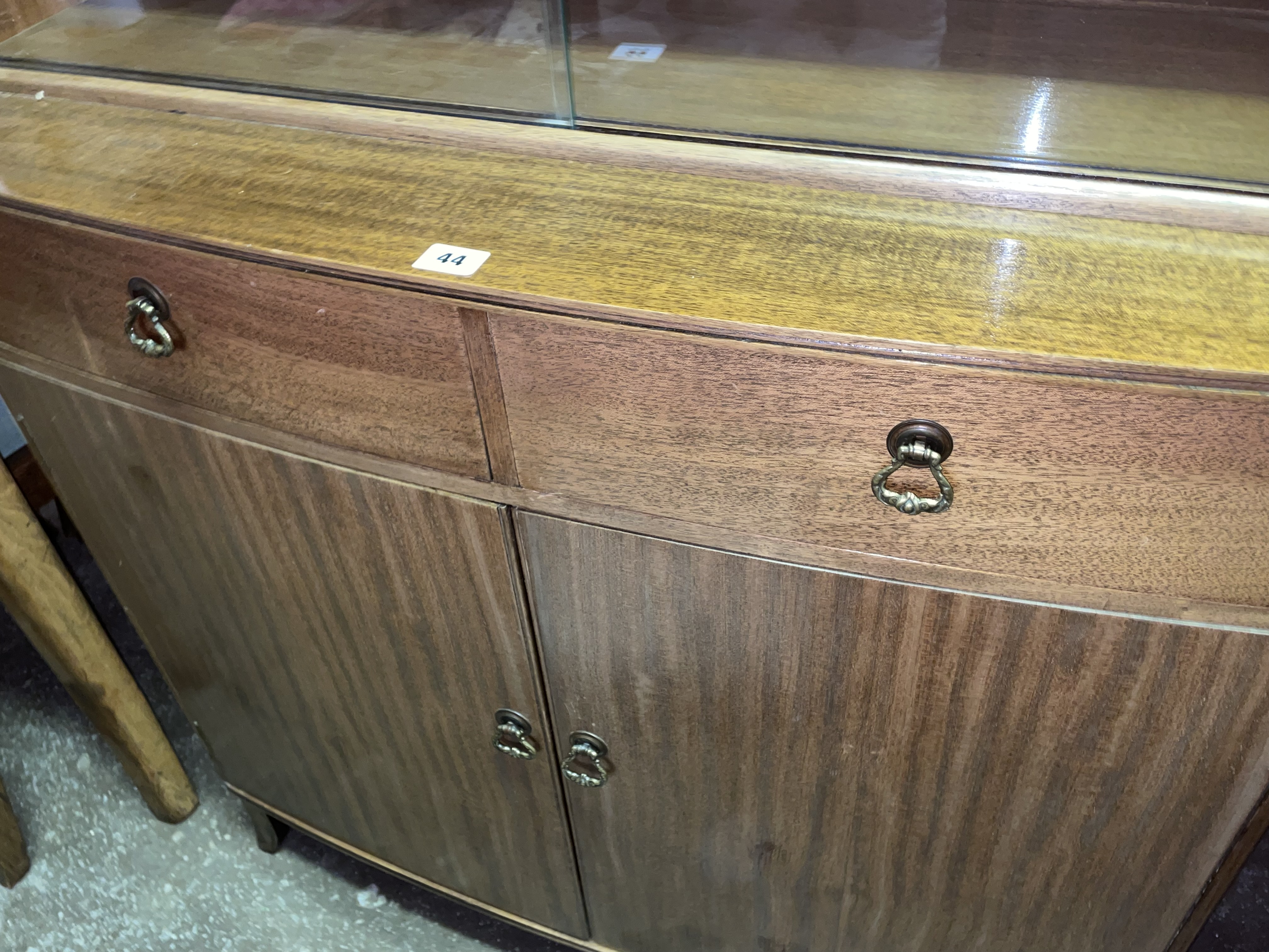 MAHOGANY GLAZED BOW FRONTED CABINET WITH GLASS SLIDING DOORS - Image 4 of 4