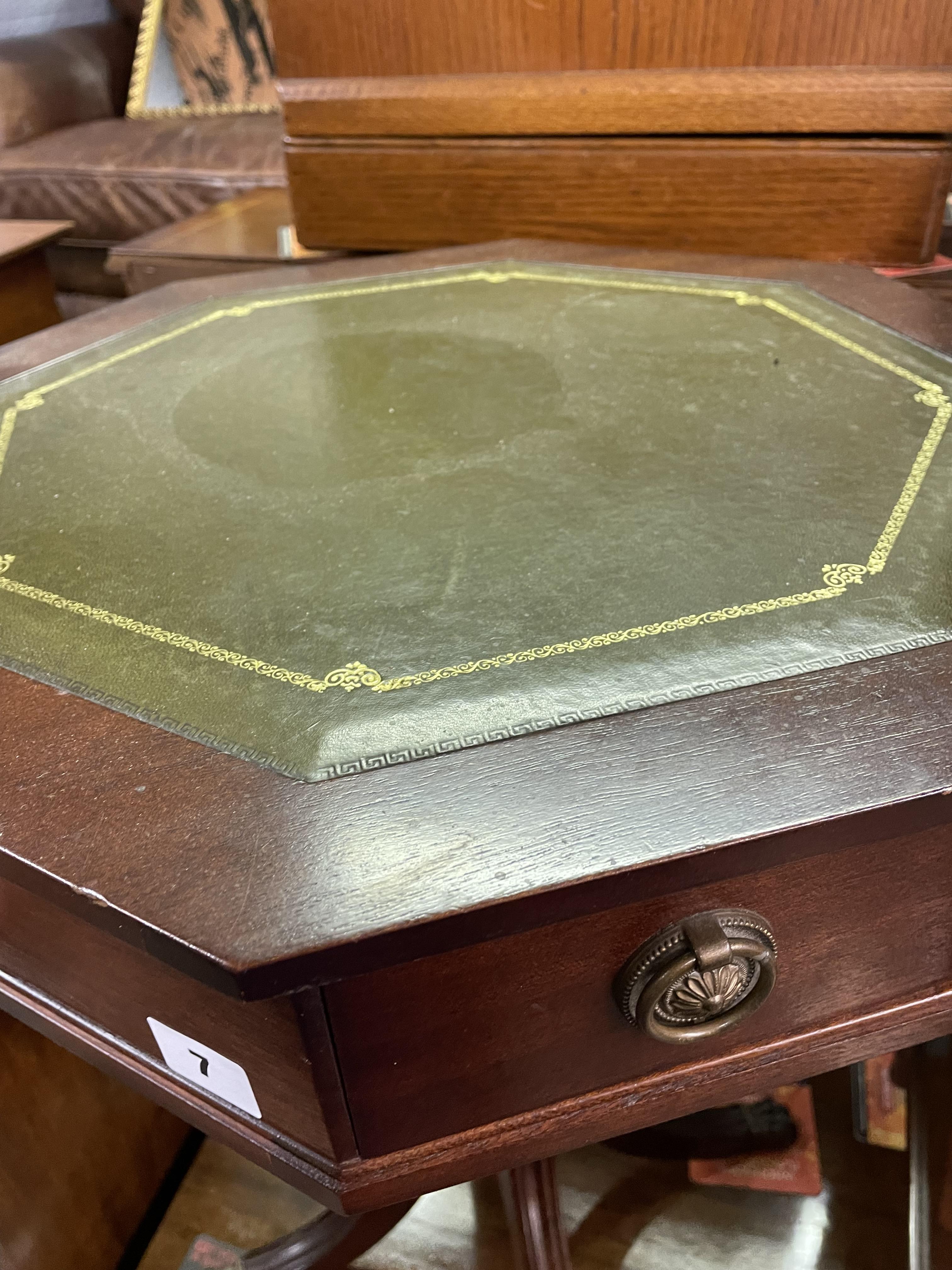 REPRODUCTION MAHOGANY OCTAGONAL GILT TOOLED LEATHER TOPPED PEDESTAL TABLE - Image 2 of 3