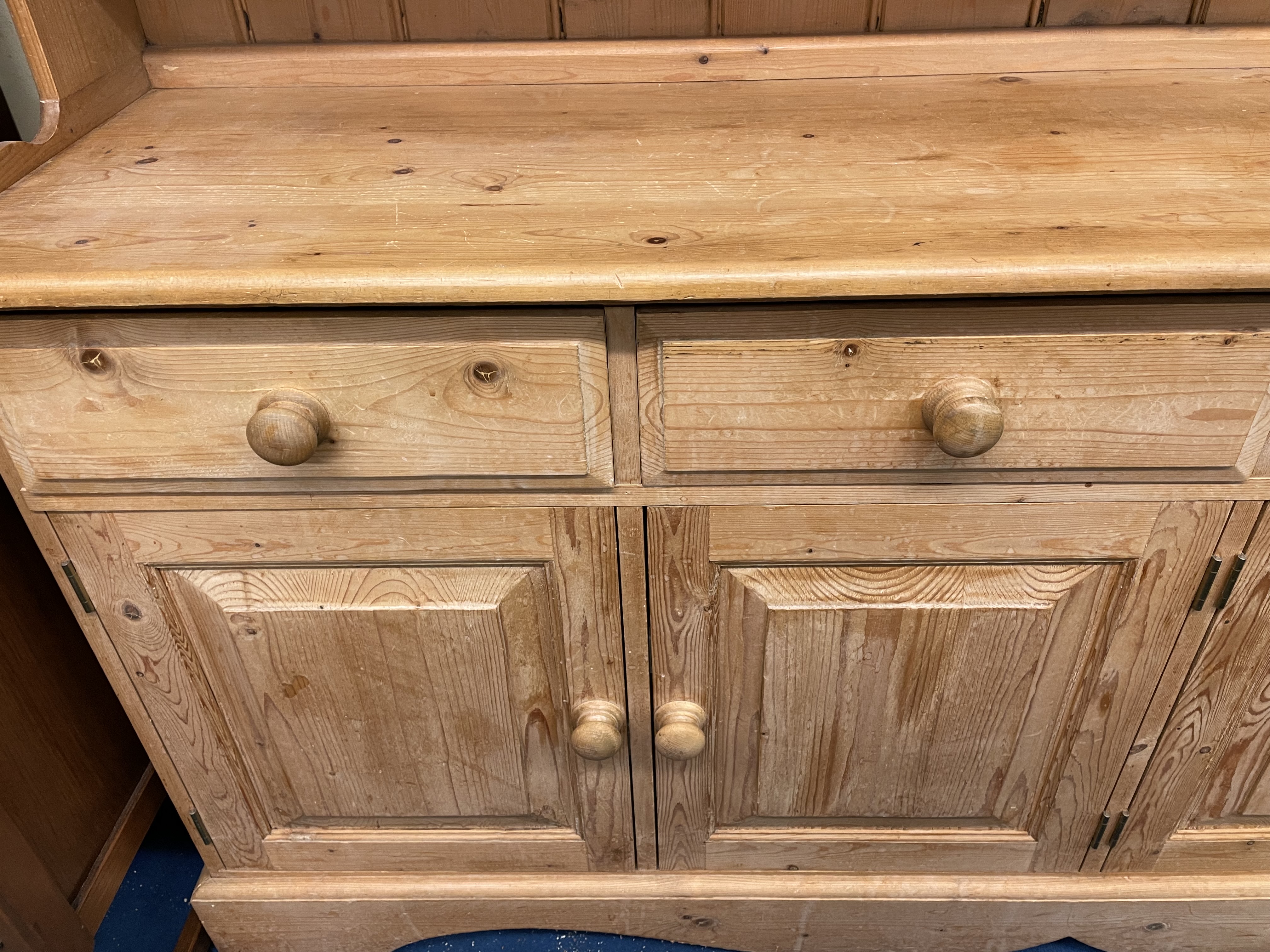 GOOD QUALITY PINE FARMHOUSE STYLE DRESSER WITH ENCLOSED RACK FITTED WITH DRAWERS - Image 6 of 6