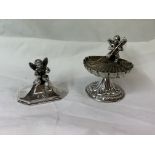 925 STERLING SILVER MINIATURE SCALLOP TABLE SALT WITH SEATED CHERUB TO RIM,