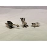 925 SILVER SEATED CAT BROOCH WITH INSET STONE EYES, A 925 BI METAL FIGURE OF A GOOSE,