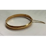 15CT GOLD BANGLE WITH SAFETY CHAIN 11.