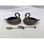 A PAIR OF BIRMINGHAM SILVER SWAN TABLE SALTS WITH BLUE GLASS LINERS AND SPOONS