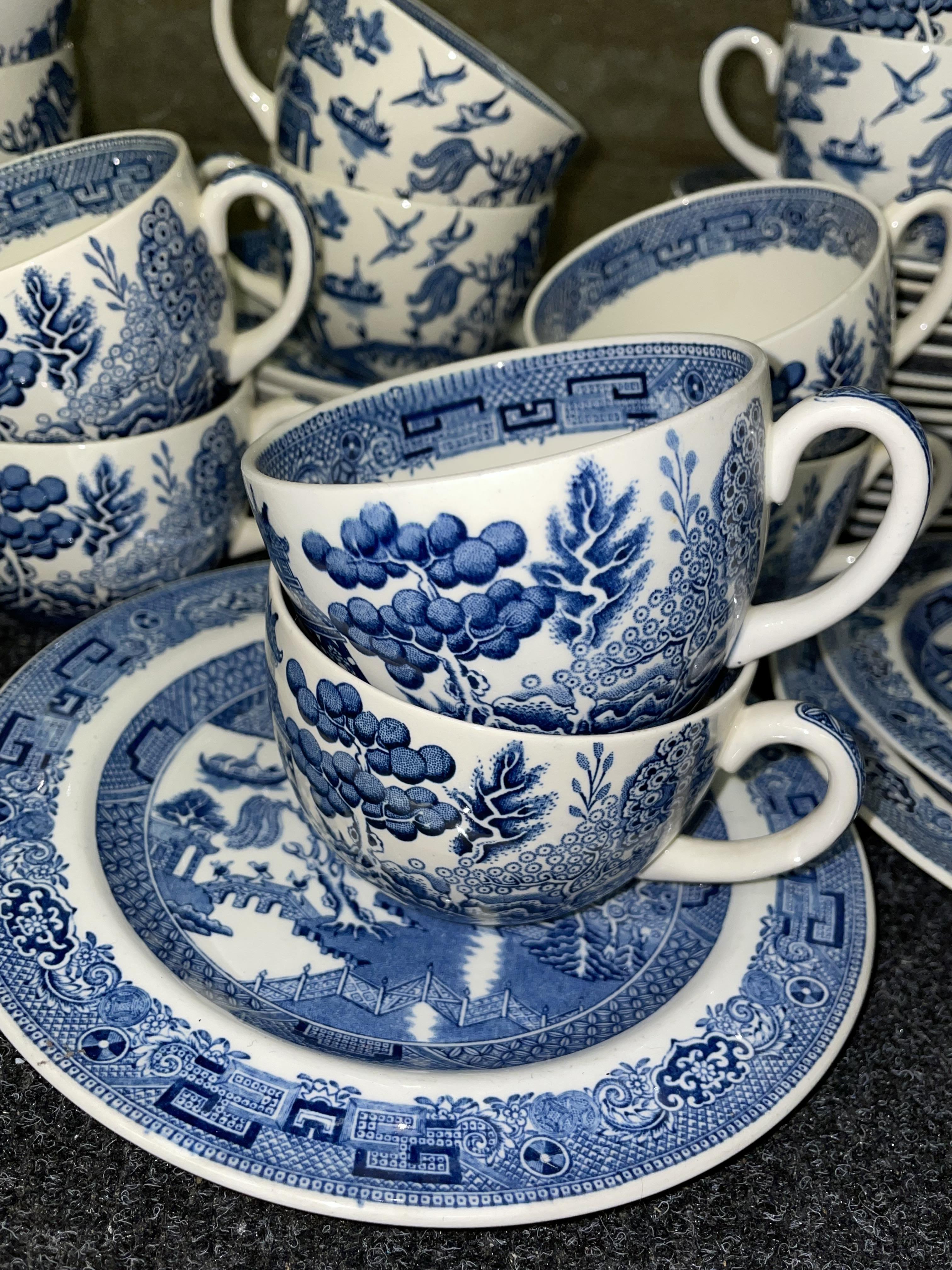 SHELF OF WEDGWOOD BLUE AND WHITE WILLOW PATTERN TEA WARES - Image 3 of 5