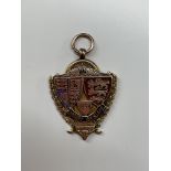 9CT ROSE GOLD AND ENAMEL PRESENTATION MEDALLION 1898 WITH INSCRIPTION TO REVERSE, 14.