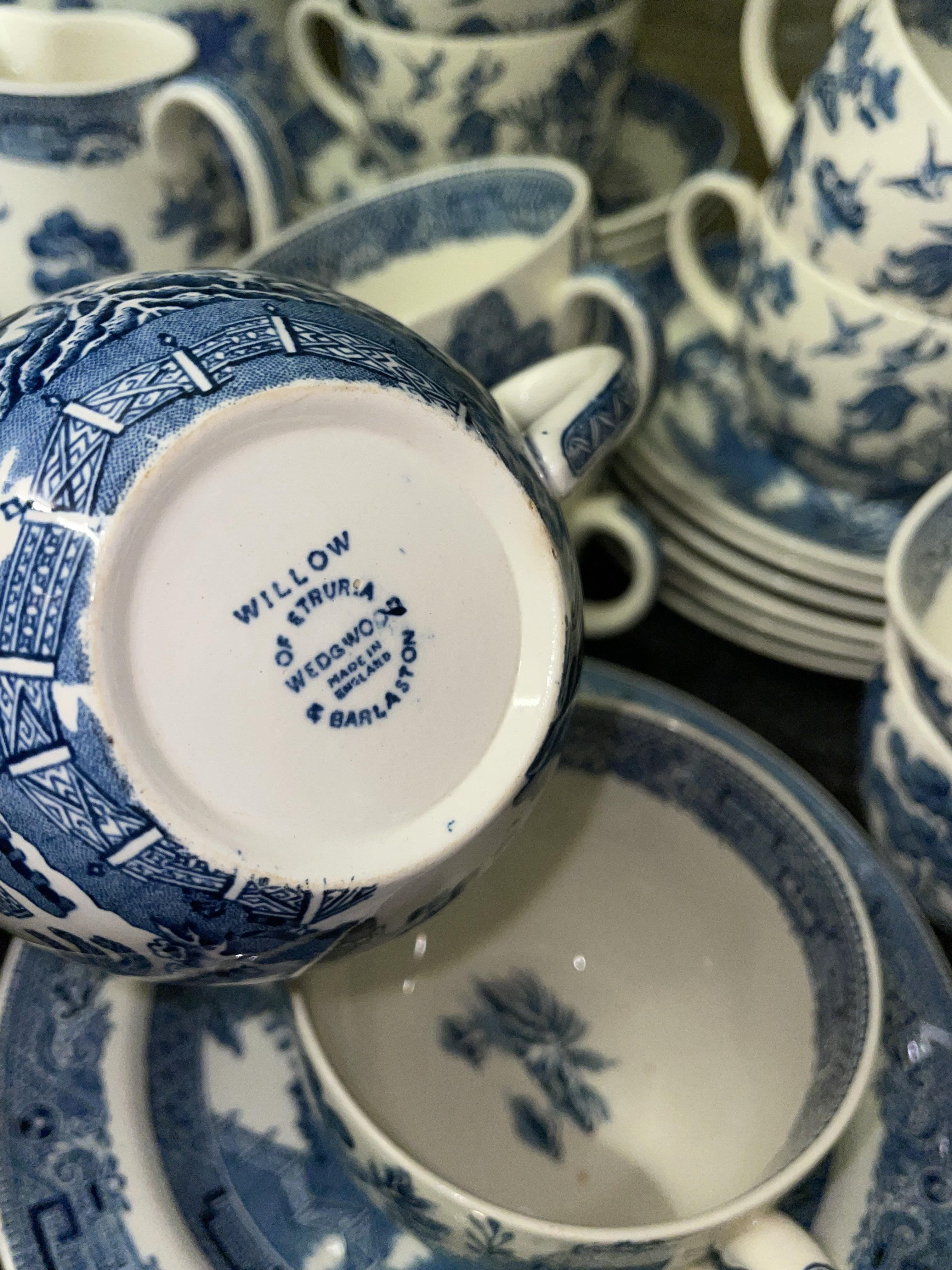 SHELF OF WEDGWOOD BLUE AND WHITE WILLOW PATTERN TEA WARES - Image 4 of 5