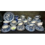 SHELF OF WEDGWOOD BLUE AND WHITE WILLOW PATTERN TEA WARES