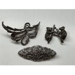 BOX CONTAINING ART DECO MARCASITE DOUBLE CLIP, 925 SILVER MARCASITE FLORAL SPRAY BROOCH,