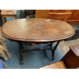 VICTORIAN MAHOGANY OVAL CENTRE TABLE ON TWIN FLUTED TURNED STRETCHER SUPPORTS