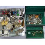 SELECTION OF COSTUME JEWELLERY INCLUDING VARIOUS CHAINS AND BROOCHES, ETC.