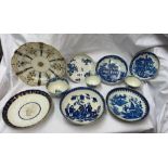 MID 18TH CENTURY WORCESTER BLUE AND WHITE TEA BOWLS AND SAUCERS,