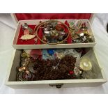 JEWELLERY BOX OF MISCELLANEOUS COSTUME JEWELLERY, BEADS,