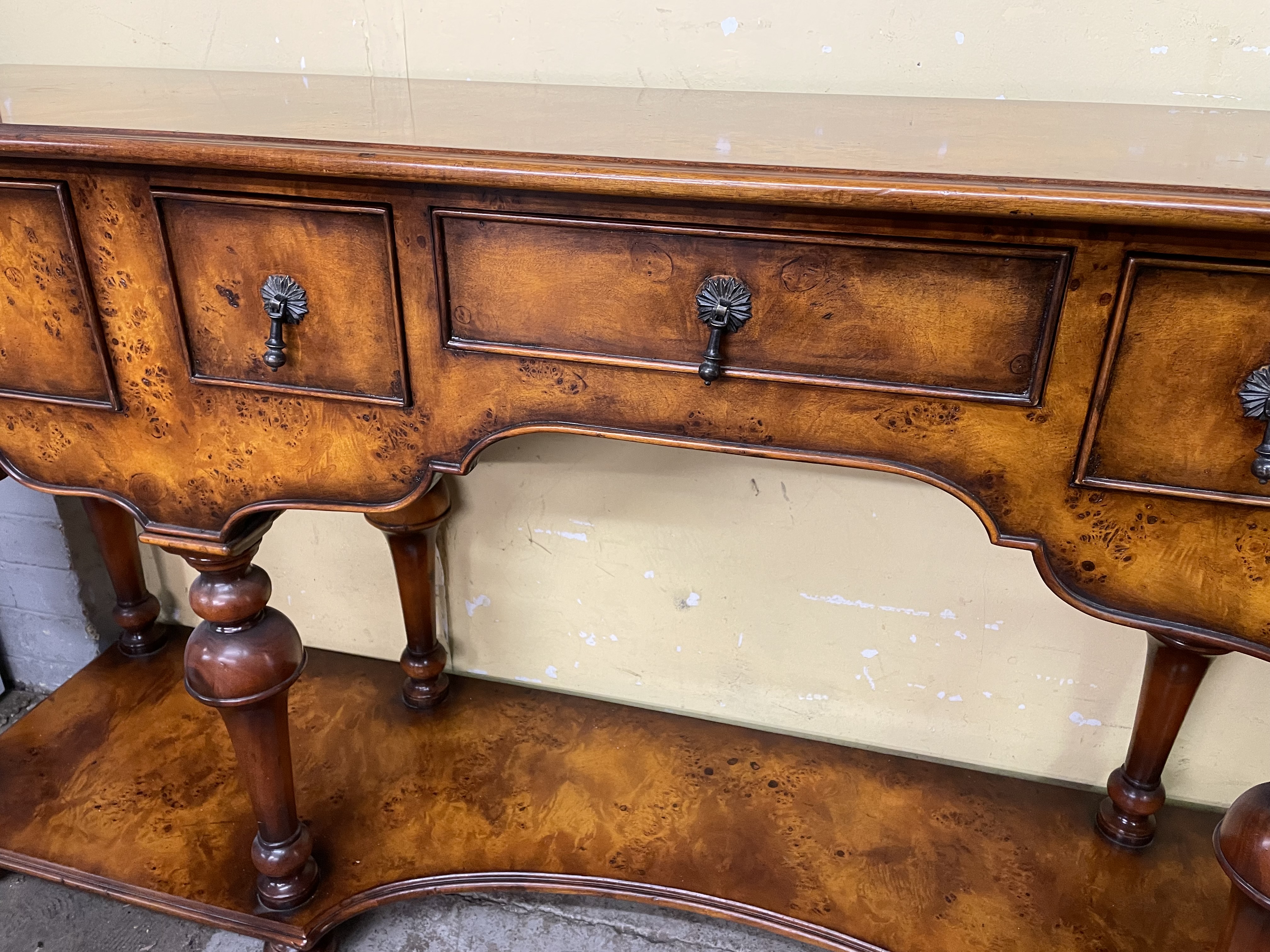 REPRODUCTION BURR WOOD WOOD WILLIAM AND MARY STYLE LONG DRESSER BASE FITTED WITH FRIEZE DRAWERS - Image 7 of 8