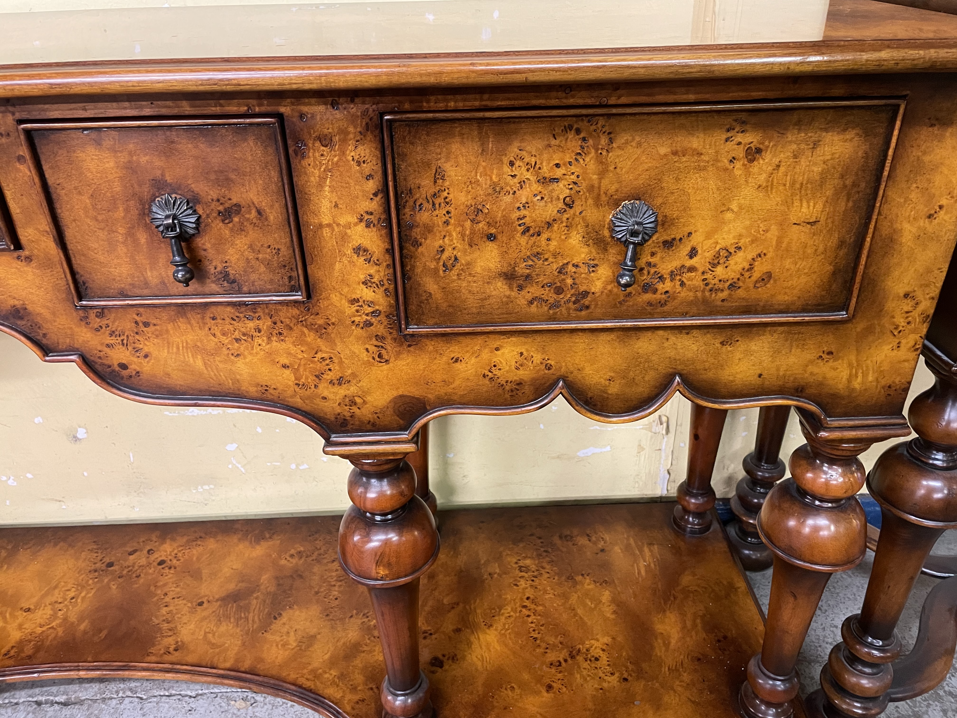 REPRODUCTION BURR WOOD WOOD WILLIAM AND MARY STYLE LONG DRESSER BASE FITTED WITH FRIEZE DRAWERS - Image 6 of 8