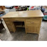 LIGHT OAK KNEEHOLE DESK WITH CENTRAL PULLDOWN DRAWER