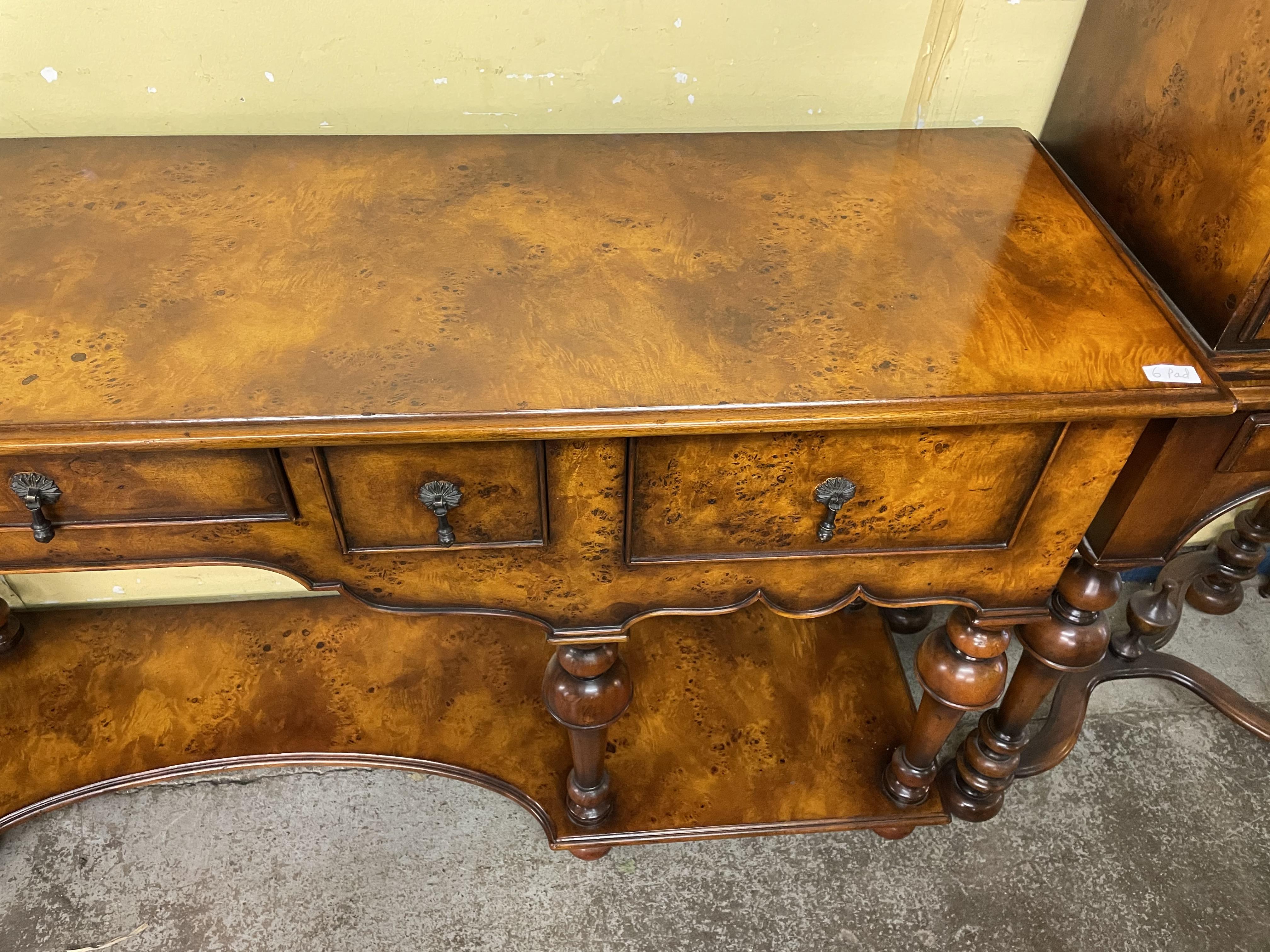 REPRODUCTION BURR WOOD WOOD WILLIAM AND MARY STYLE LONG DRESSER BASE FITTED WITH FRIEZE DRAWERS - Image 5 of 8