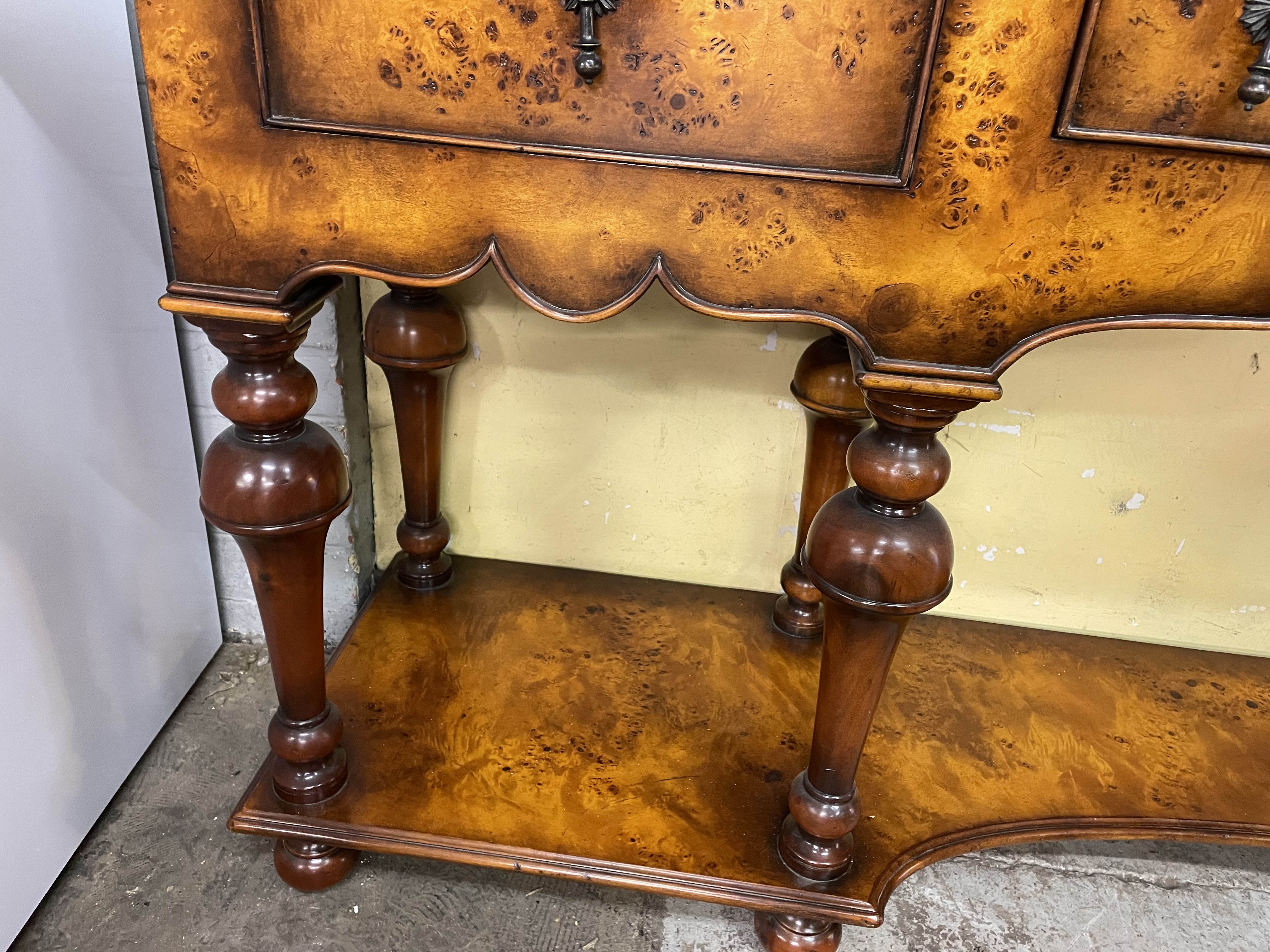 REPRODUCTION BURR WOOD WOOD WILLIAM AND MARY STYLE LONG DRESSER BASE FITTED WITH FRIEZE DRAWERS - Image 3 of 8