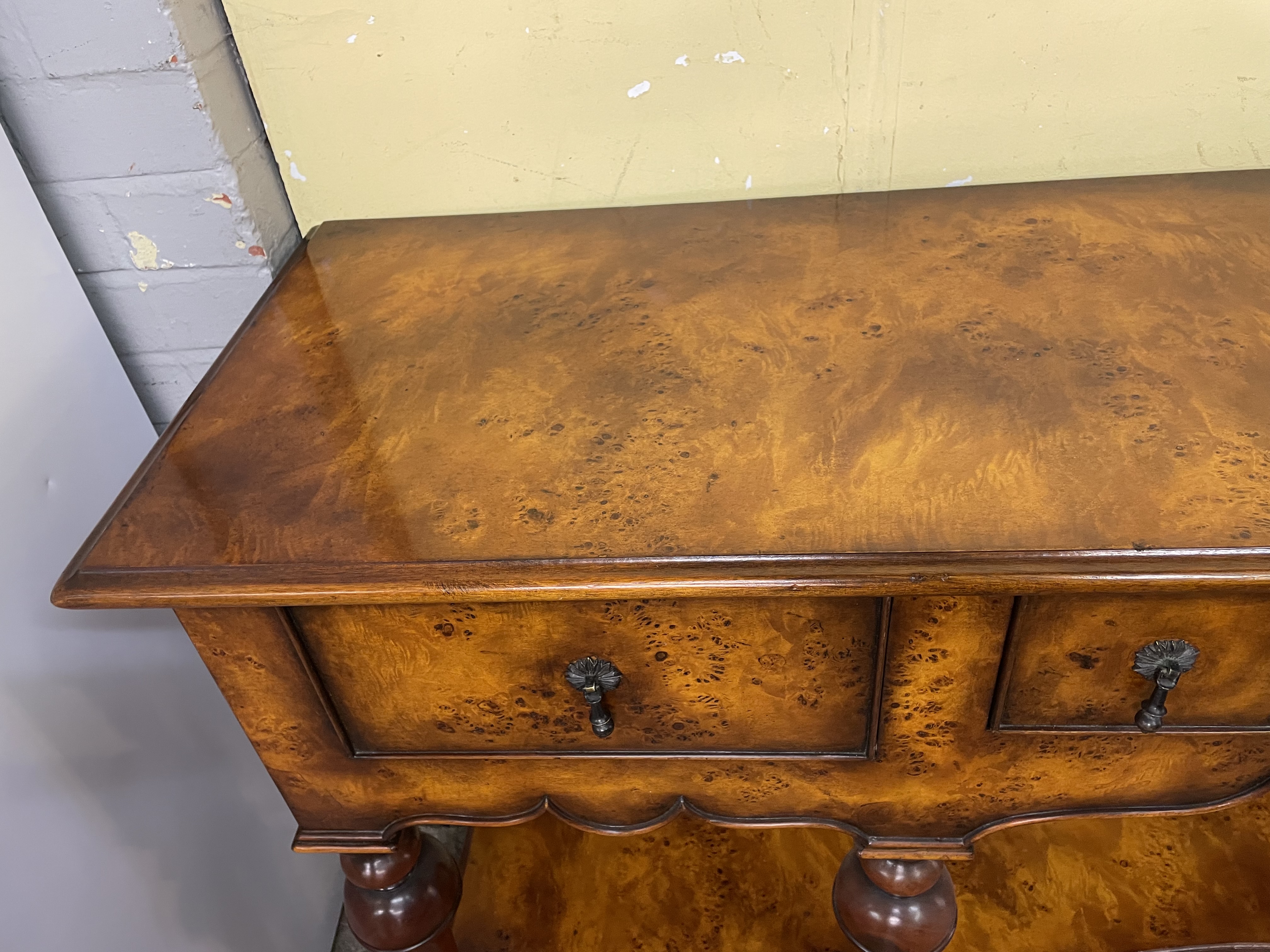 REPRODUCTION BURR WOOD WOOD WILLIAM AND MARY STYLE LONG DRESSER BASE FITTED WITH FRIEZE DRAWERS - Image 4 of 8