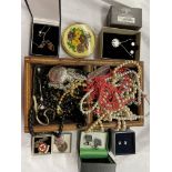 SMALL TRAY OF ASSORTED COSTUME JEWELLERY, BEADS, POWDER COMPACTS, SILVER AMBER LOZENGE PENDANT,