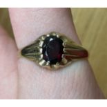 9CT GOLD AND GARNET RING 2.