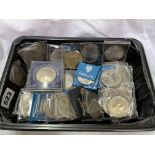TRAY OF VARIOUS COMMEMORATIVE CROWNS MAINLY 1977 SILVER JUBILEE,