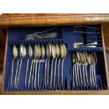 MAHOGANY TABLE TOP CANTEEN BOX OF FOUR DRAWERS OF PLATED CUTLERY WITH BRASS CARRY HANDLES