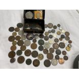 SMALL ENAMEL MONEY TIN OF MAINLY GB PRE-DECIMAL COINS INCLUDING AN ENAMELLED COIN BROOCH