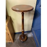 MAHOGANY TORCHERE/CANDLE STAND ON RING TURN COLUMN ON CIRCULAR BASE WITH GILT METAL PAW FEET 40CM
