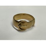18CT YELLOW GOLD BUCKLE RING 7.