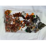 TRAY OF POLISHED AGATE BUNCHES OF GRAPES AND FOLIAGE