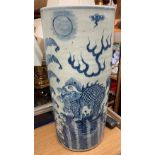 CHINESE BLUE AND WHITE CYLINDRICAL STICK STAND DECORATED WITH A SHI SHI
