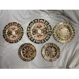 FIVE ROYAL CROWN DERBY IMARI PATTERNED PLATES AND SAUCERS