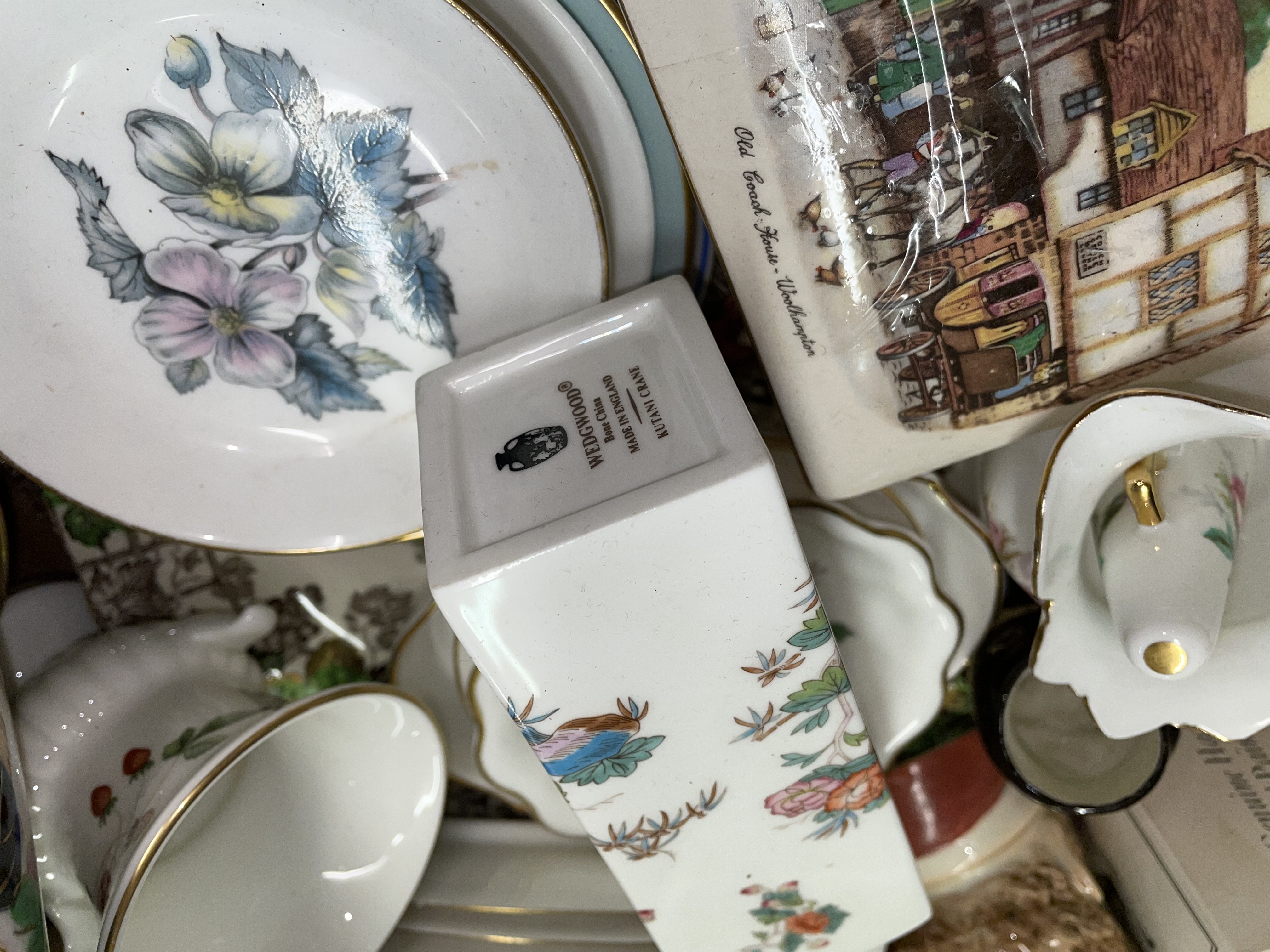 BOX - WEDGWOOD PIN DISHES, FRENCH SAUCERS, MINIATURE CHARACTER JUGS, VASE, - Image 2 of 3