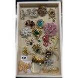 TRAY OF VARIOUS PASTE AND ENAMEL COSTUME BROOCHES INCLUDING SARAH COVENTRY AND ANIMAL BROOCHES