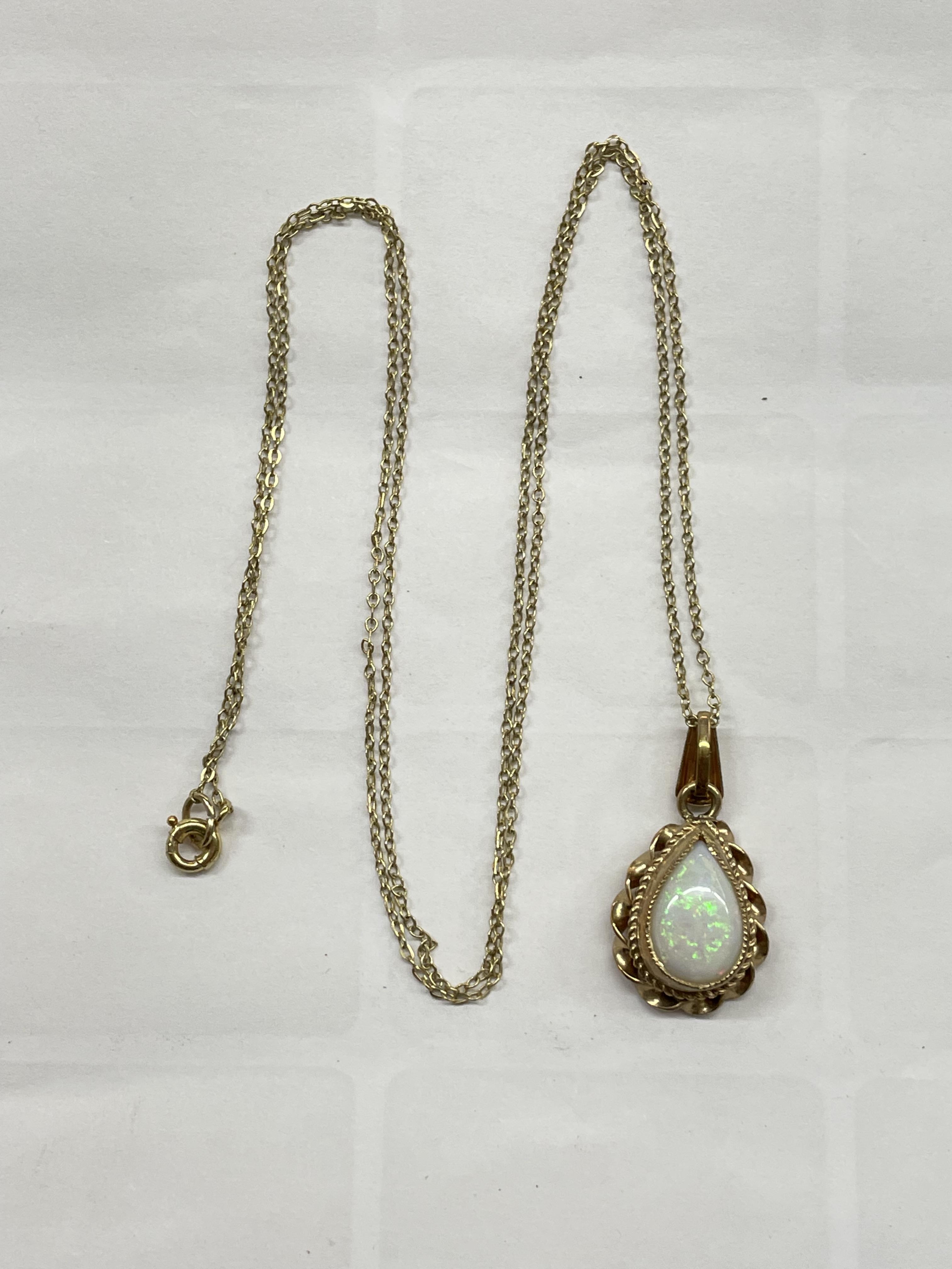 9CT GOLD TEAR DROP OPAL PENDANT ON TRACE CHAIN 2.