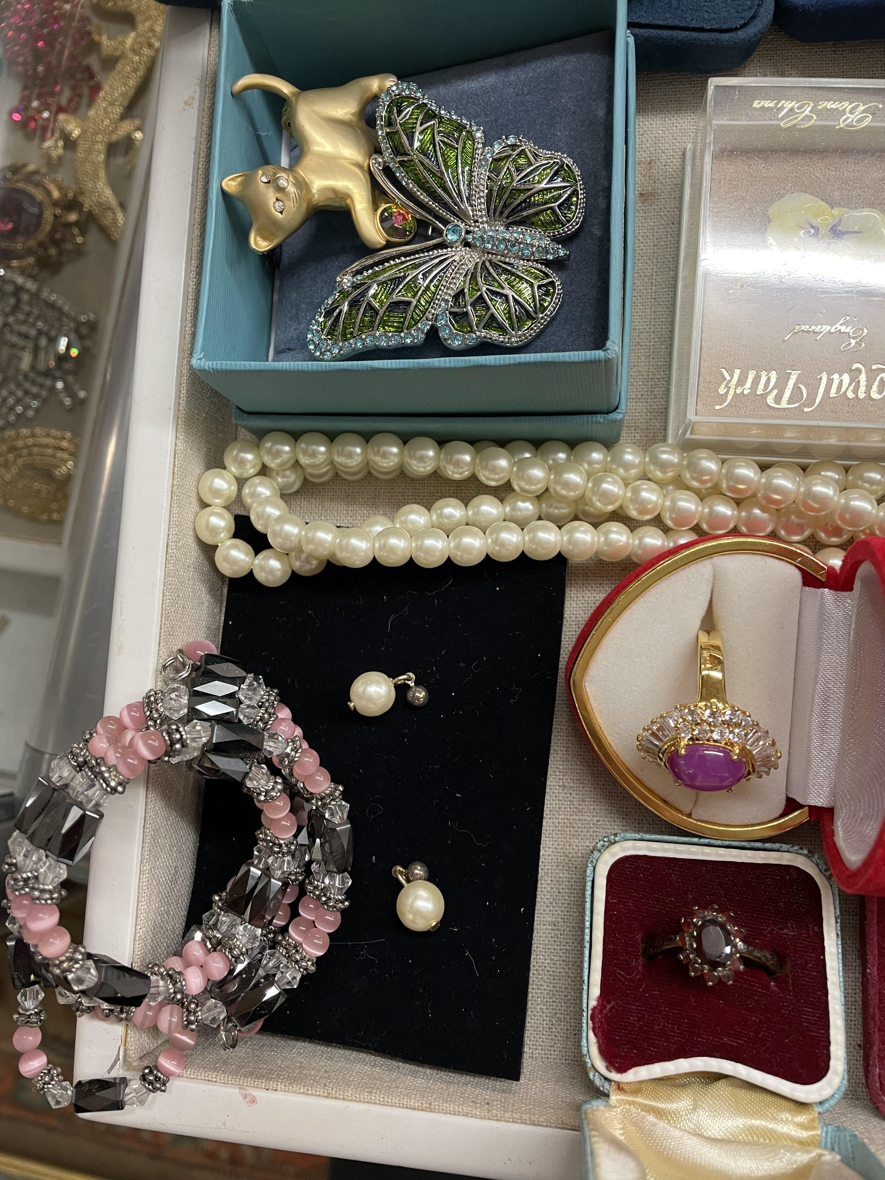 TRAY OF MISCELLANEOUS COSTUME JEWELLERY, BROOCHES, SILVER CLUSTER RING, - Image 5 of 5