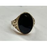 9CT GOLD GENTS ONYX OVAL SIGNET RING SIZE R 5.