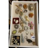 TRAY OF COSTUME BROOCHES,