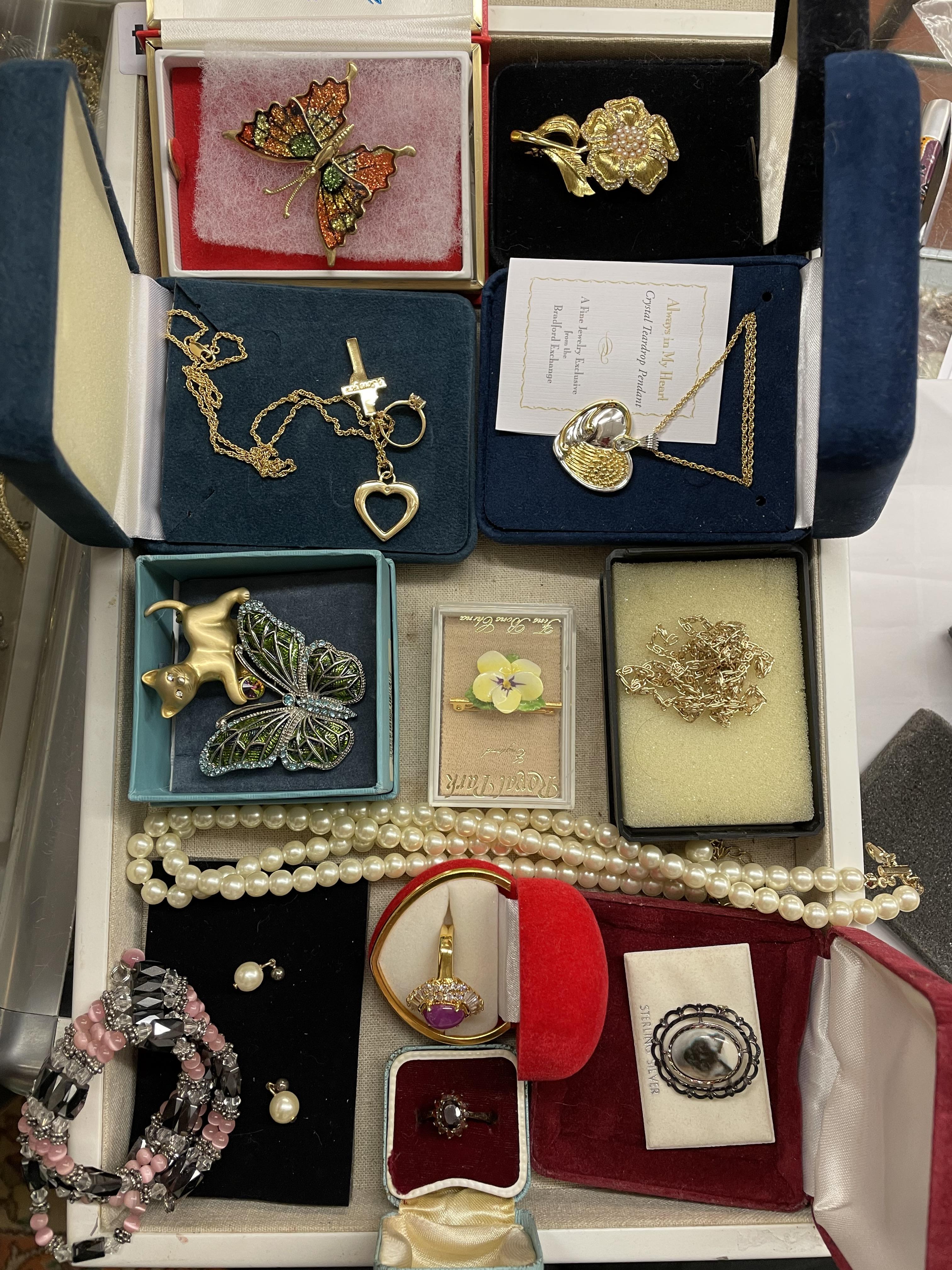 TRAY OF MISCELLANEOUS COSTUME JEWELLERY, BROOCHES, SILVER CLUSTER RING,