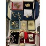 TRAY OF MISCELLANEOUS COSTUME JEWELLERY, BROOCHES, SILVER CLUSTER RING,