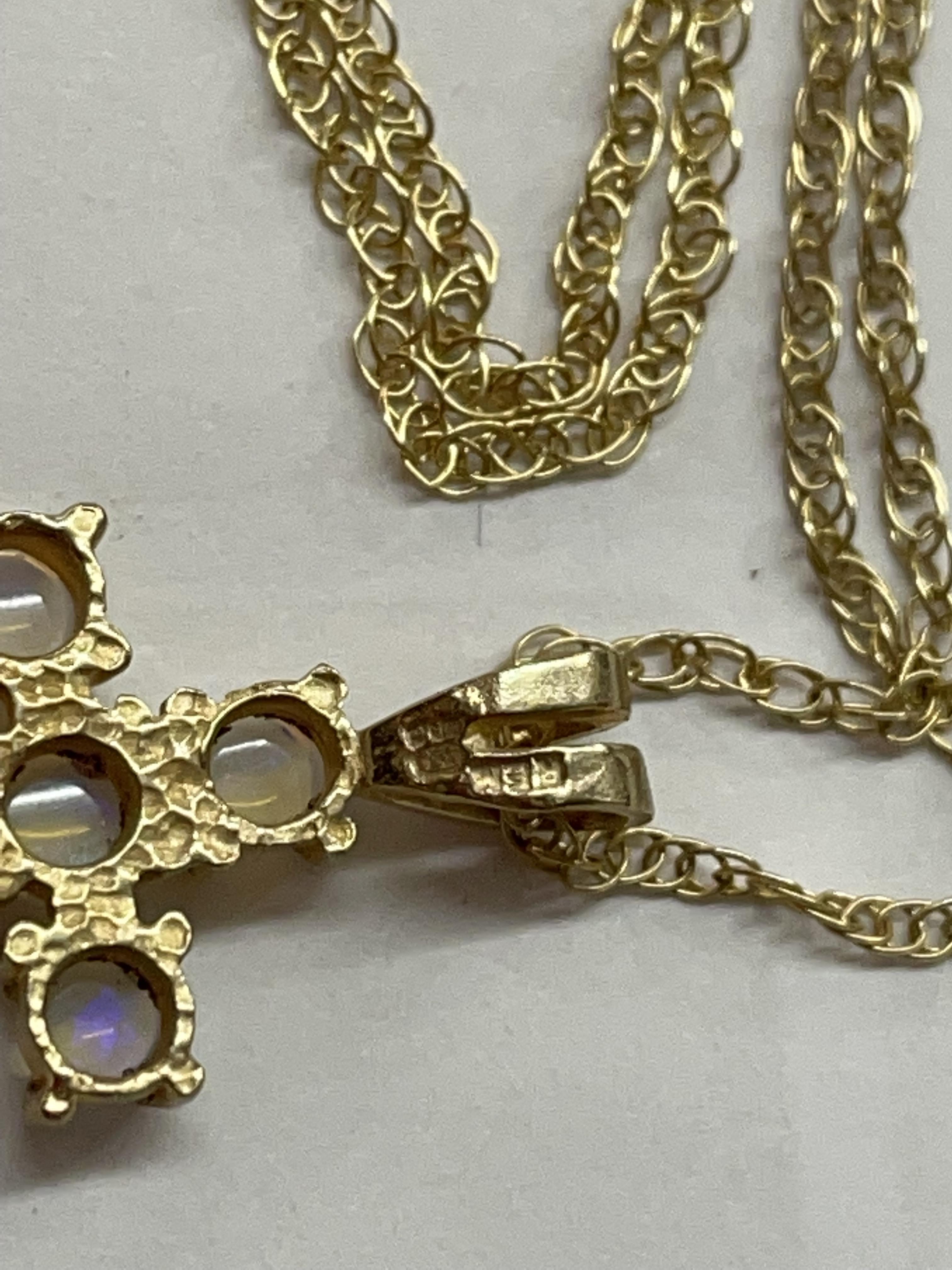 9CT MOONSTONE CROSS ON A FINE TRACE CHAIN 1. - Image 3 of 4