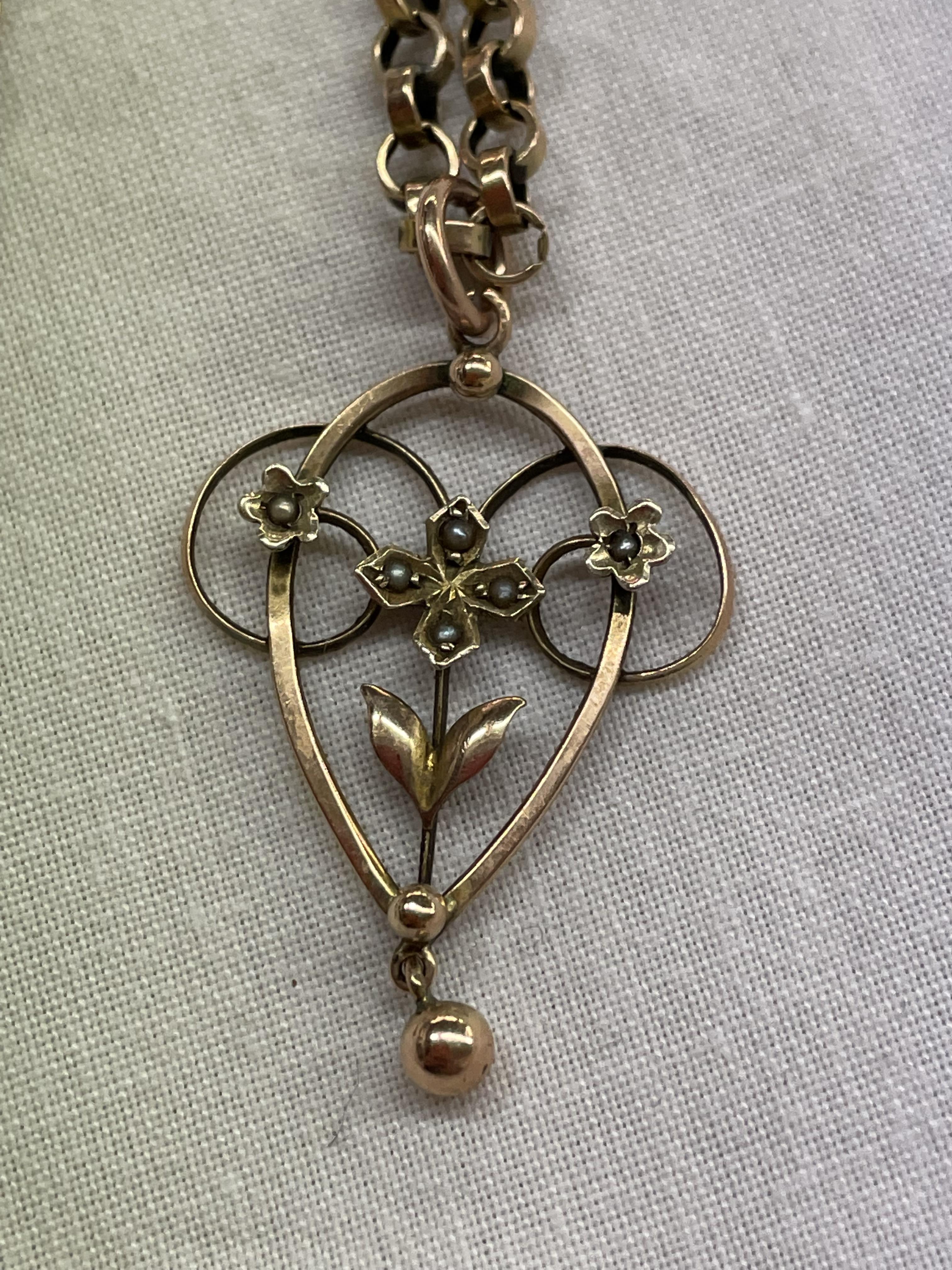 9CT ROSE GOLD BELCHER CHAIN WITH A 9CT ART NUV AND SEED PENDANT 6. - Image 2 of 5