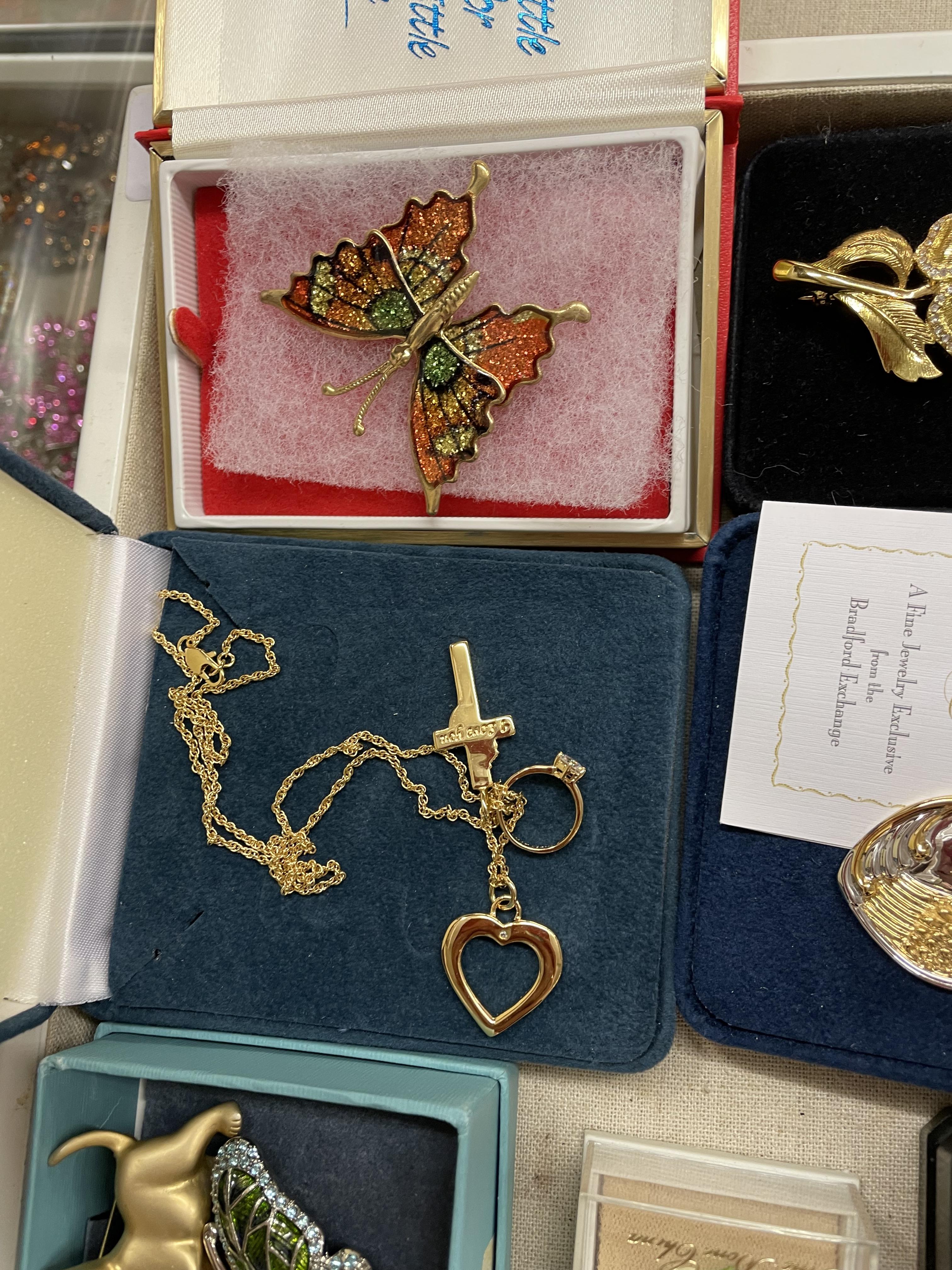 TRAY OF MISCELLANEOUS COSTUME JEWELLERY, BROOCHES, SILVER CLUSTER RING, - Image 2 of 5