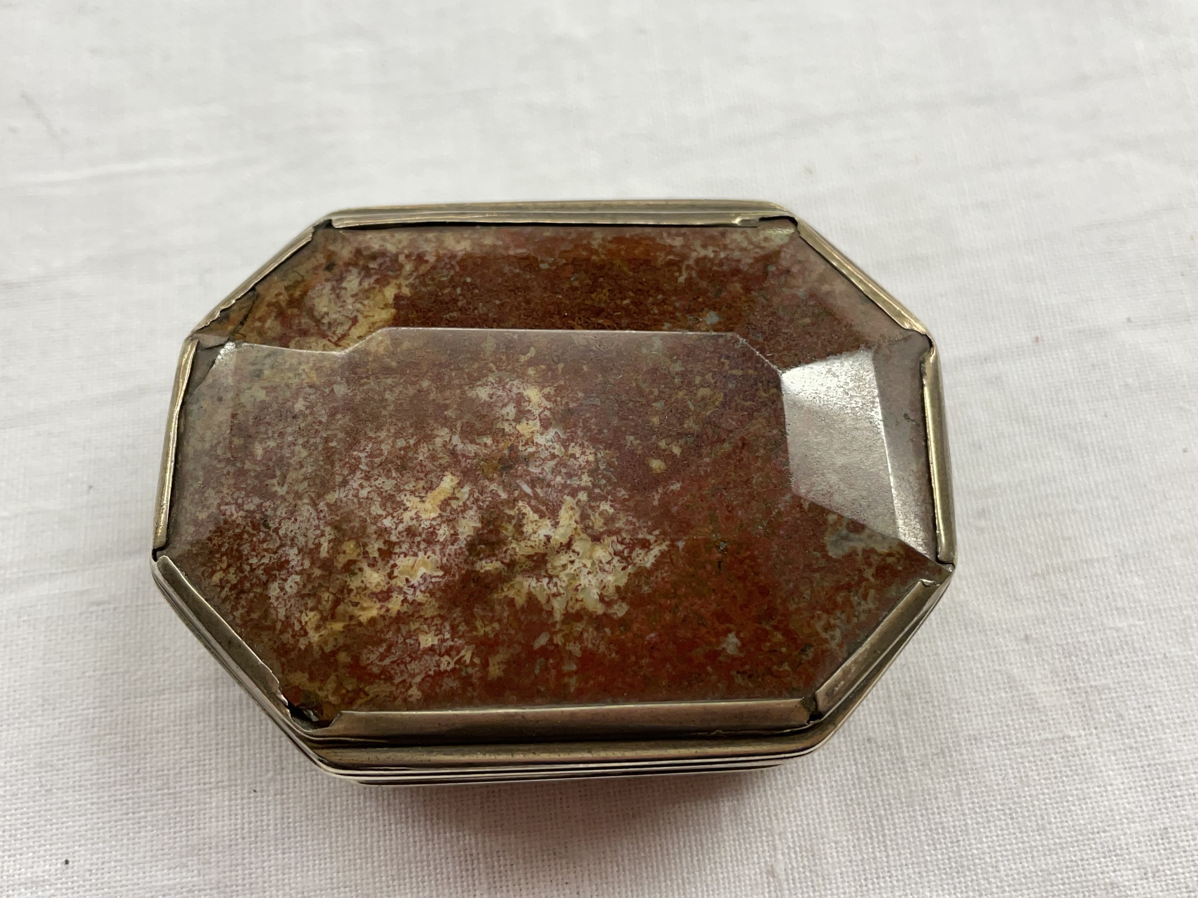 UNMARKED WHITE METAL OCTAGONAL SHAPE SNUFF BOX WITH AGATE LID